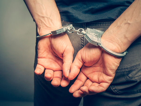 Após ações de inteligência, 1ª DP localiza e prende dois foragidos da Justiça.