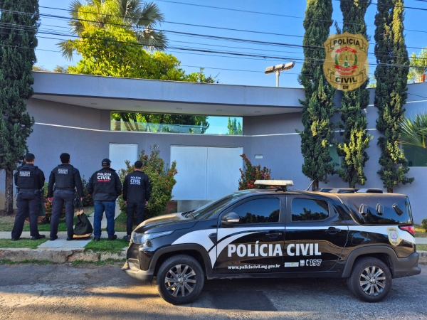 Imagem de uma viatura caracterizada com policiais civis postado em frente a uma casa alvo da operação