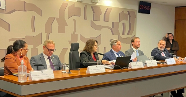 Senado discute PEC do Fundo Constitucional
