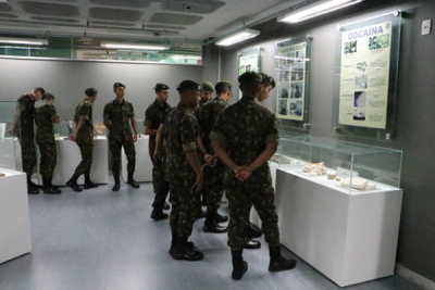 Escola de Comunicações do Exército estiveram na Escola Superior de Polícia Civil, onde assistiram palestra sobre prevenção ao uso de drogas.